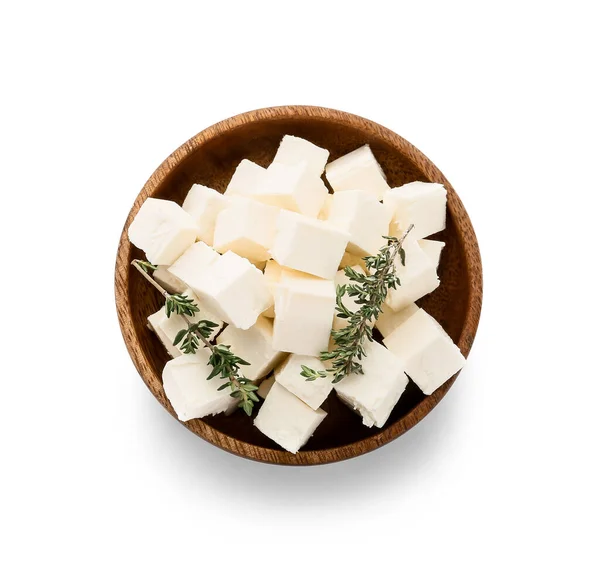 Beyaz Arka Planda Beyaz Peynirli Ahşap Kase Kekik — Stok fotoğraf