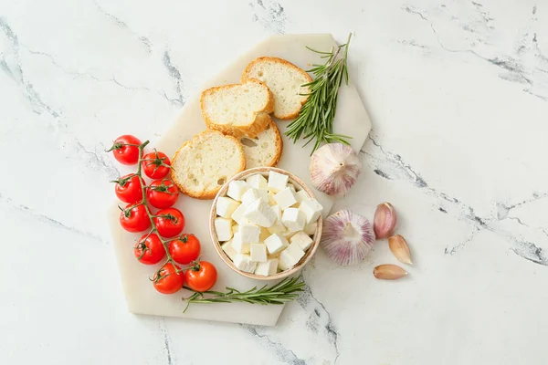 Bord Met Stukjes Feta Kaas Tomatenkers Knoflook Vers Brood Lichte — Stockfoto