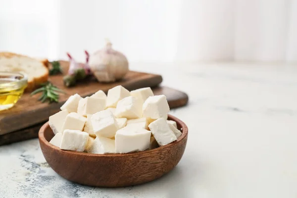 Tigela Madeira Com Pedaços Queijo Feta Mesa Leve — Fotografia de Stock