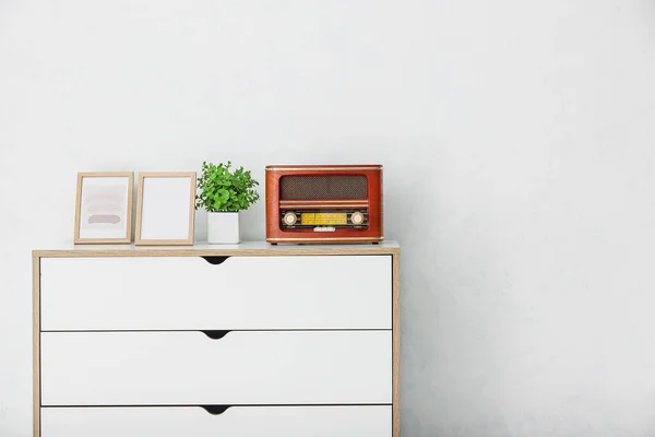 Chest Drawers Retro Radio Frames Houseplant Light Wall — Stock Photo, Image