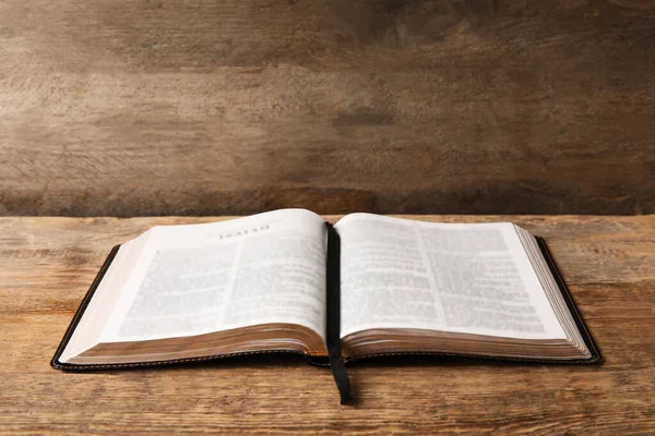 Apri Sacra Bibbia Sul Tavolo Legno — Foto Stock