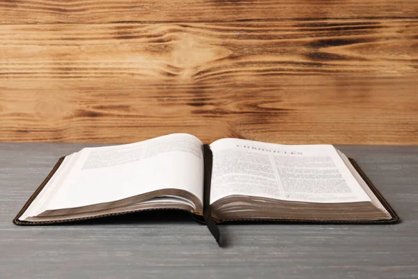 Apri Sacra Bibbia Sul Tavolo Legno — Foto Stock