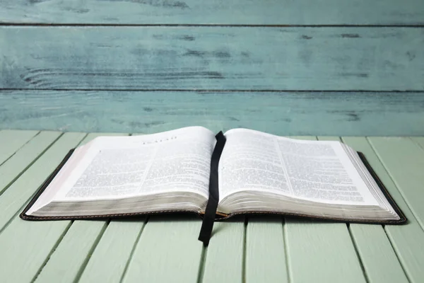 Відкрити Святу Біблію Кольоровому Дерев Яному Столі — стокове фото
