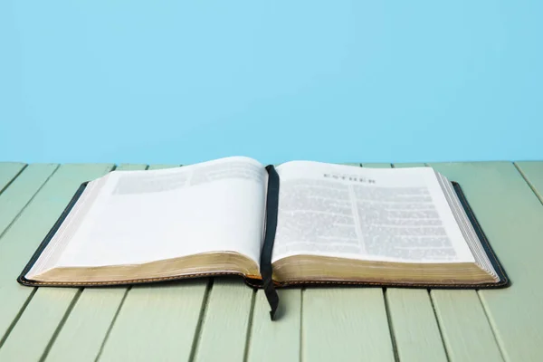 Открытая Библия Деревянном Столе — стоковое фото
