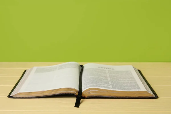打开彩色木制桌子上的圣经 — 图库照片