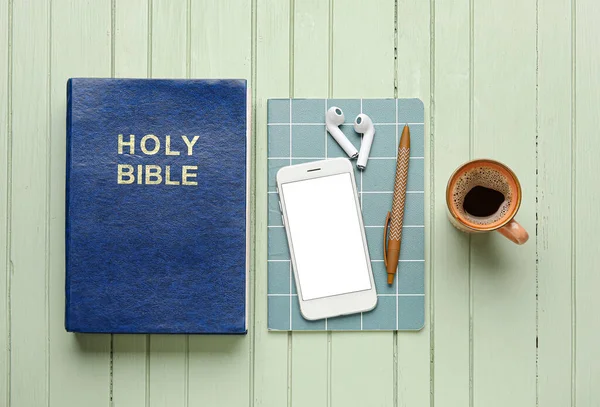 神圣的圣经 一杯咖啡 手机和耳机 彩色木制背景 — 图库照片