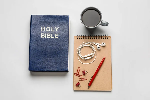 Santa Biblia Taza Café Auriculares Cuaderno Sobre Fondo Claro —  Fotos de Stock
