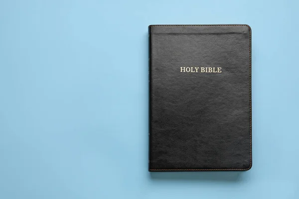 Bíblia Sagrada Sobre Fundo Cor — Fotografia de Stock