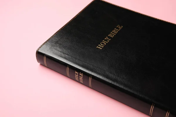 Heliga Bibeln Färg Bakgrund Närbild — Stockfoto