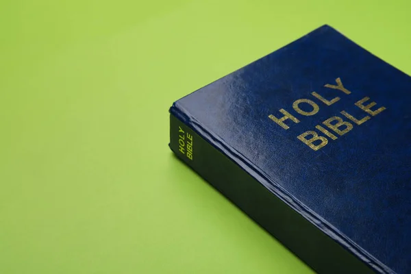 Santa Biblia Sobre Fondo Color Primer Plano — Foto de Stock