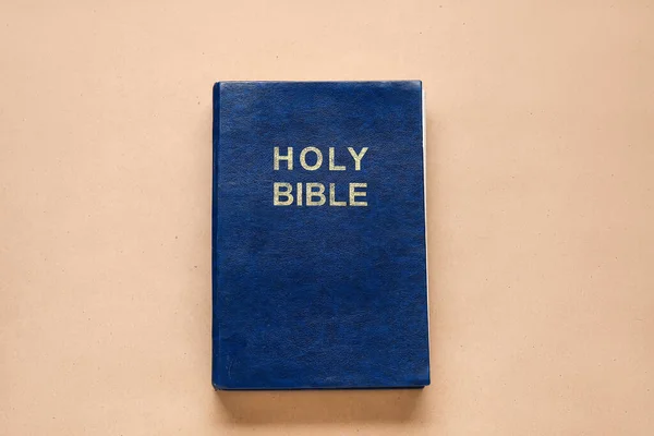 Santa Biblia Sobre Fondo Color —  Fotos de Stock