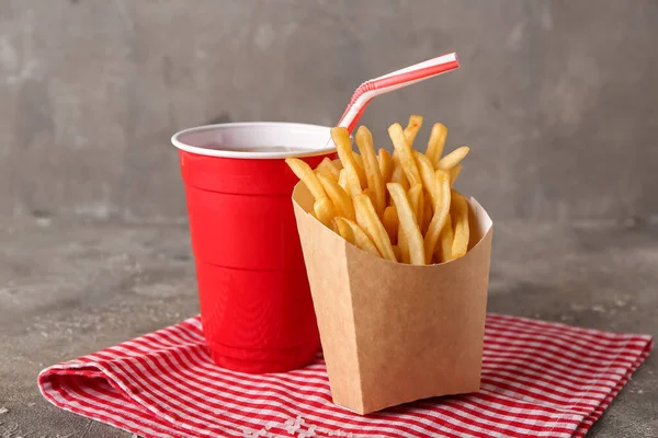 Sabrosas Papas Fritas Una Taza Bebida Sobre Fondo Grunge — Foto de Stock