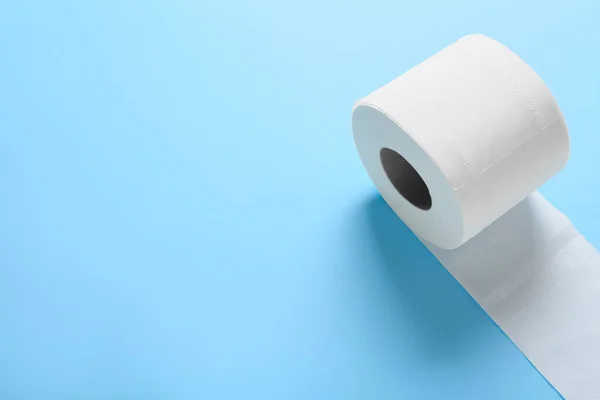 Renkli Arka Planda Tuvalet Kağıdı Rulosu — Stok fotoğraf