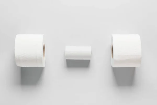 Tuvalet Kağıdı Ruloları Gri Arka Planda Karton Tüp — Stok fotoğraf