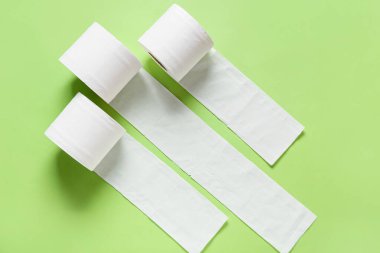 Renkli arka planda tuvalet kağıdı ruloları