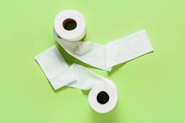 Renkli arka planda tuvalet kağıdı ruloları