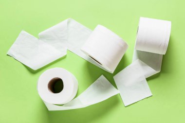 Renkli arka planda tuvalet kağıdı ruloları