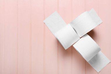 Renkli ahşap arka planda tuvalet kağıdı ruloları