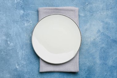Renkli arka planda kumaş peçete ve tabak