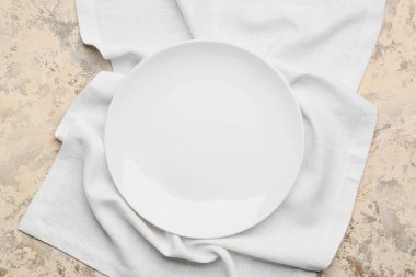 Kumaş peçete ve tabak arkaplanda