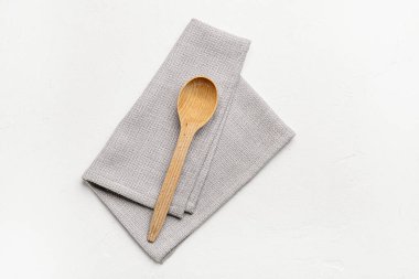 Kumaş peçete ve arka planda tahta kaşık.