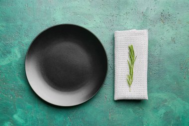 Renkli arka planda kumaş peçete ve tabak