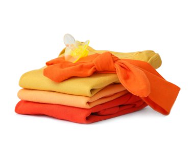 Gri arka planda bebek kıyafetleri, saç bandı ve emzik yığını