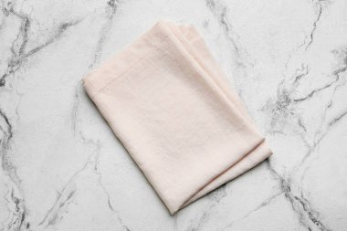 Işık arkaplanındaki kumaş peçete