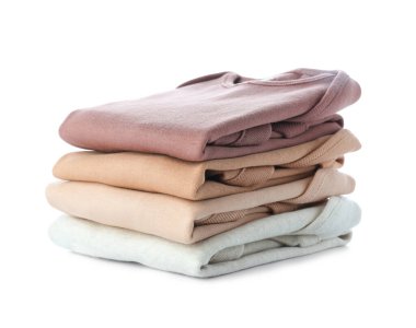 Beyaz arka planda bebek kıyafetleri yığını