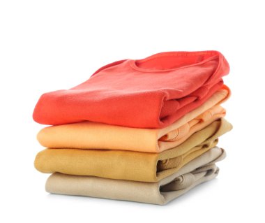 Beyaz arka planda bebek kıyafetleri yığını