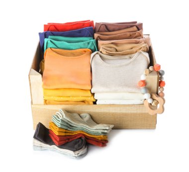 Tahta kutu, bebek kıyafetleri ve beyaz arka planda ip.