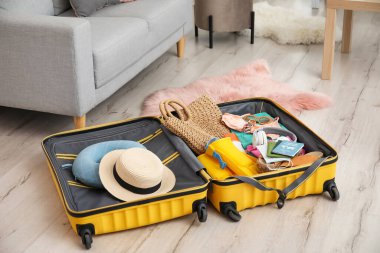 Odadaki eşyaların olduğu bavul.