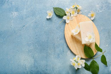 Sabun kalıpları ve yasemin çiçekli tahta