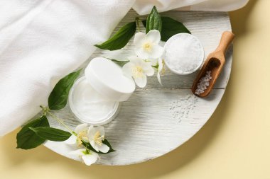 Krema kavanozu, deniz tuzu ve yasemin çiçekleriyle renklendirilmiş kompozisyon