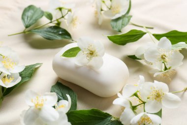 Kumaş arka planda sabun ve yasemin çiçekleri