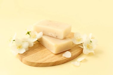 Sabun kalıpları ve yasemin çiçekli tahta