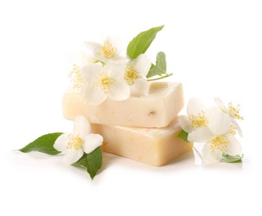 Beyaz arka planda sabun çubukları ve yasemin çiçekleri