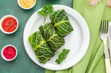 Doldurulmuş lahana yapraklı ve soslu tabak.