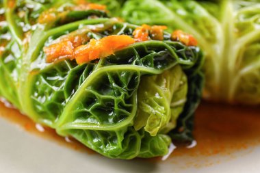 Domates soslu lahana dolması, yakın plan.