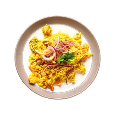 Beyaz arkaplanda lezzetli pilav tabağı