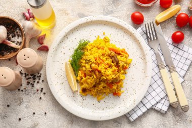 Açık arkaplanda lezzetli pilav tabağı