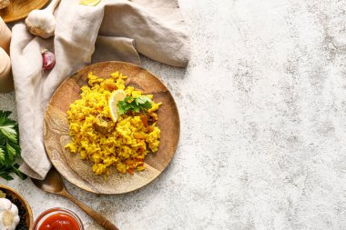 Açık arkaplanda lezzetli pilav tabağı