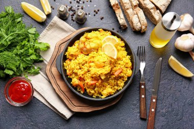 Koyu arkaplanda lezzetli pilav ile kompozisyon