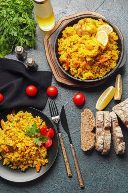 Koyu arkaplanda lezzetli pilav ile kompozisyon