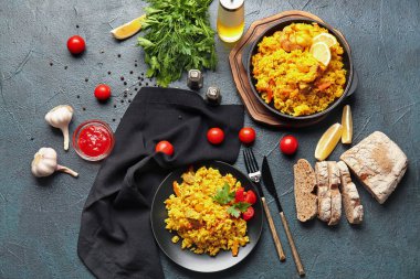 Koyu arkaplanda lezzetli pilav ile kompozisyon