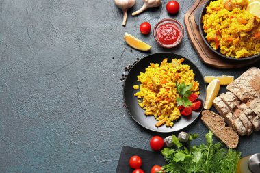 Koyu arkaplanda lezzetli pilav ile kompozisyon