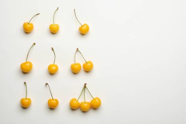 Hafif arka planda tatlı kirazlar