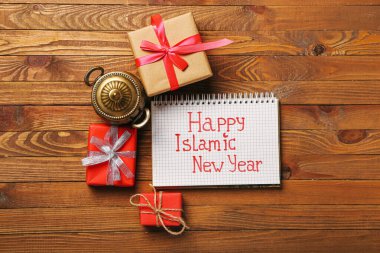 Ahşap zemin üzerinde İslami Yeni Yıl kompozisyonu