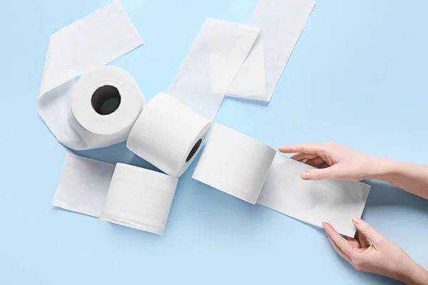 Vrouwelijke Handen Met Rollen Papier Kleur Achtergrond — Stockfoto