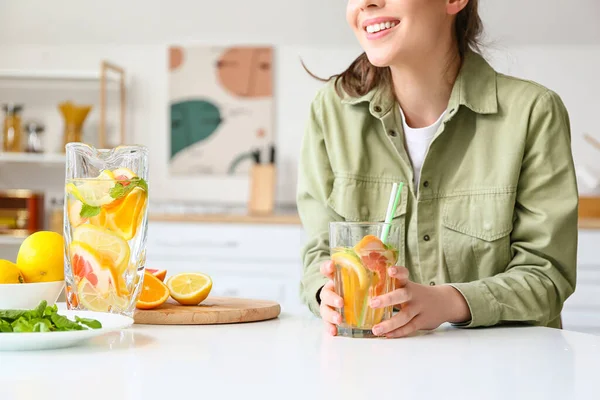 Mujer Joven Bebiendo Limonada Fresca Casa —  Fotos de Stock